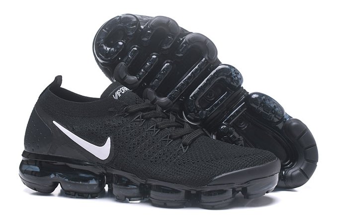 Zwarte sneaker met een zool van losse luchtkamers en VAPORMAX op de tong, door een verkoper aangeboden als Nike Air Max 2018 2.0